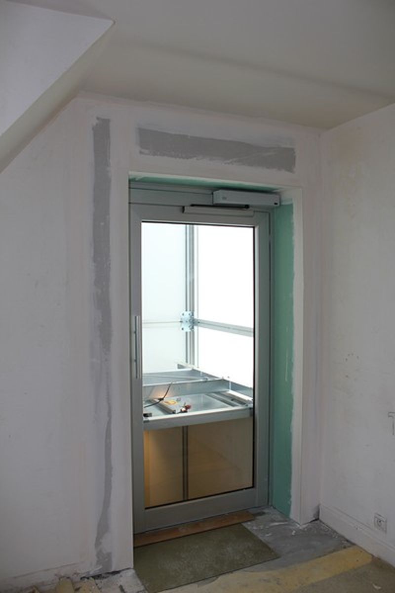 Ascenseur en pylône autoportant pour maison individuelle dans le Val de marne 94 avec passge de portes de 950 mm pour fauteuil roulant.