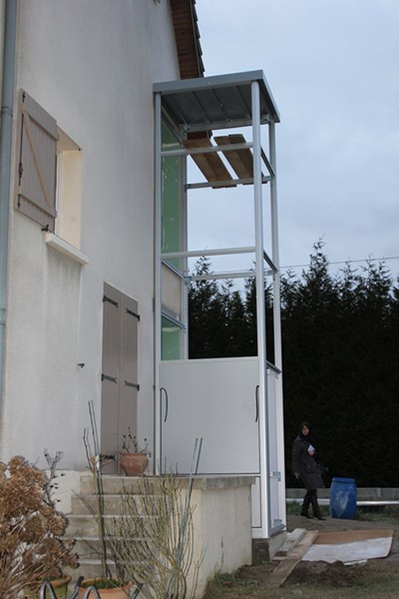 Implantation d'un ascenseur privatif en structure vitrée proche de Gonesse
