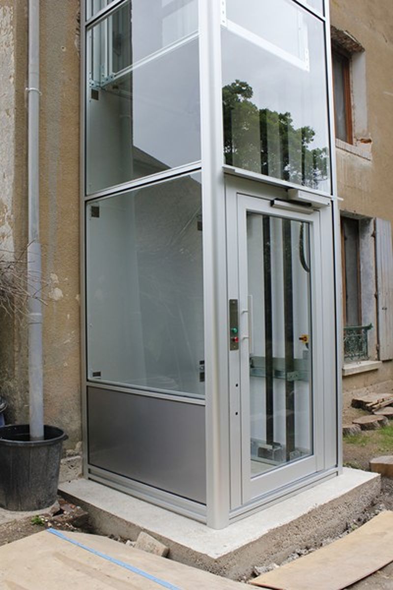 Ascenseur en verre transparent proche de Chartres 28