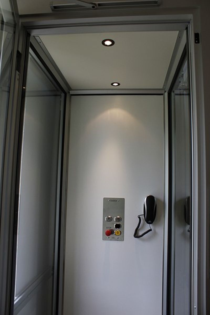 Montage d'un ascenseur privé intérieur vitré à proximité des Ulis