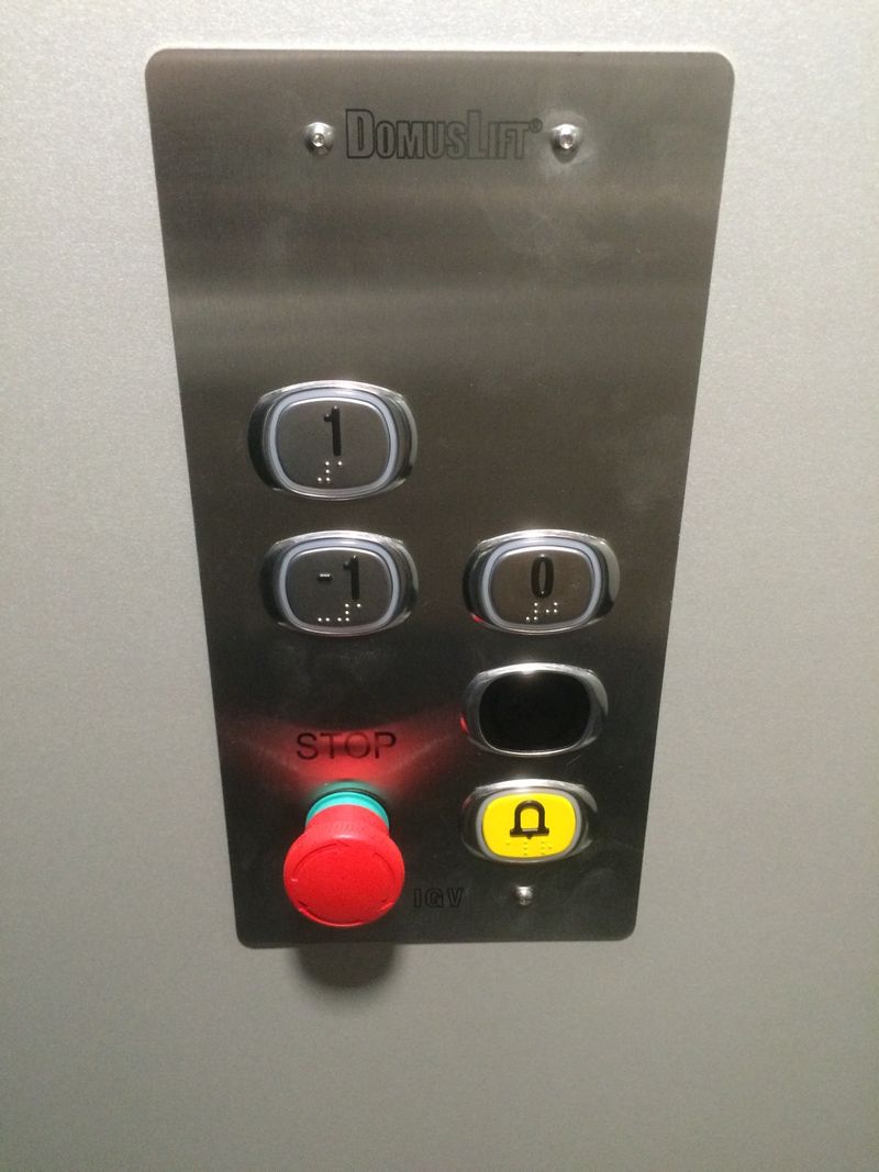 Agencement d'un ascenseur intérieur en pylônes autoportants autour du 92