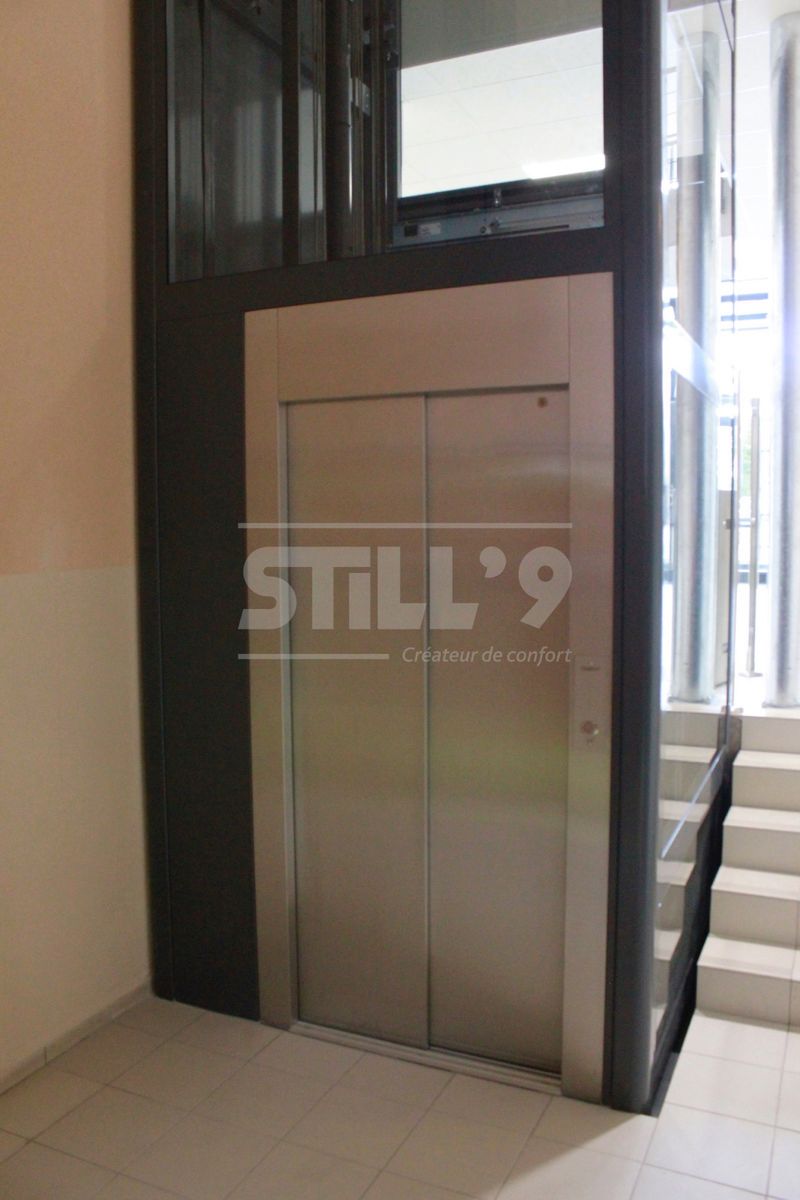 Fabricant d'ascenseurs PMR dans un bâtiment public à proximité de Versailles 78