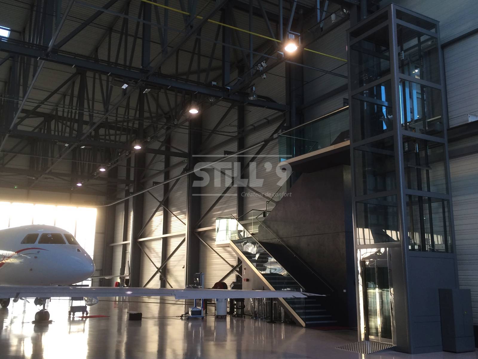 Installation d'un ascenseur Domuslift en pylône vitré modèle Portes Automatiques Coulissantes au Bourget 93.