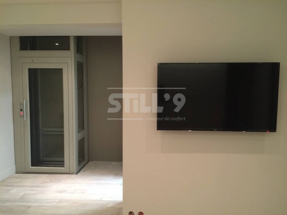 Réalisation d'un ascenseur Domuslift pylône auto-portant modèle Small à Neuilly Sur Seine 92