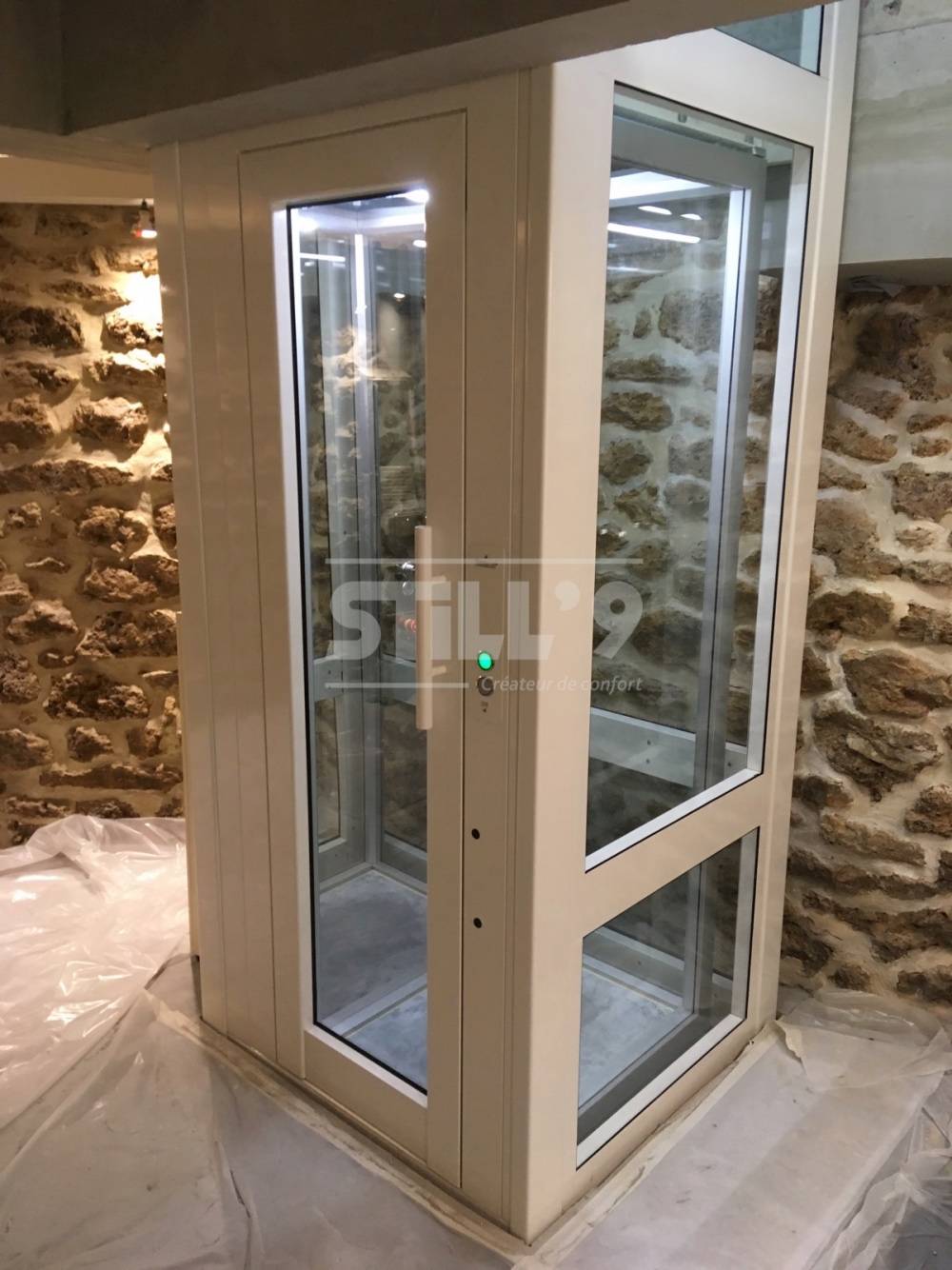 Pose d'un ascenseur Domuslift en pylône auto-portant vitré modèle Standard à Vincennes 94