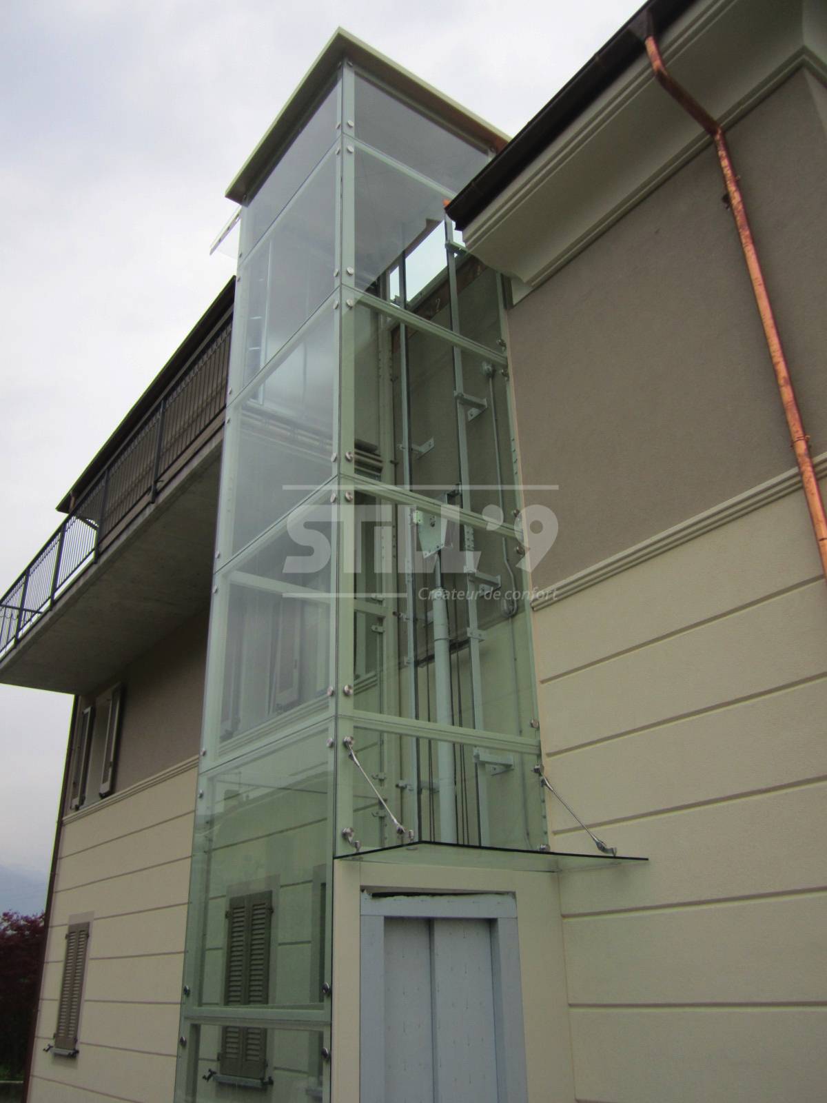 Elévateur Domuslift avec structure auto-portante agrafée