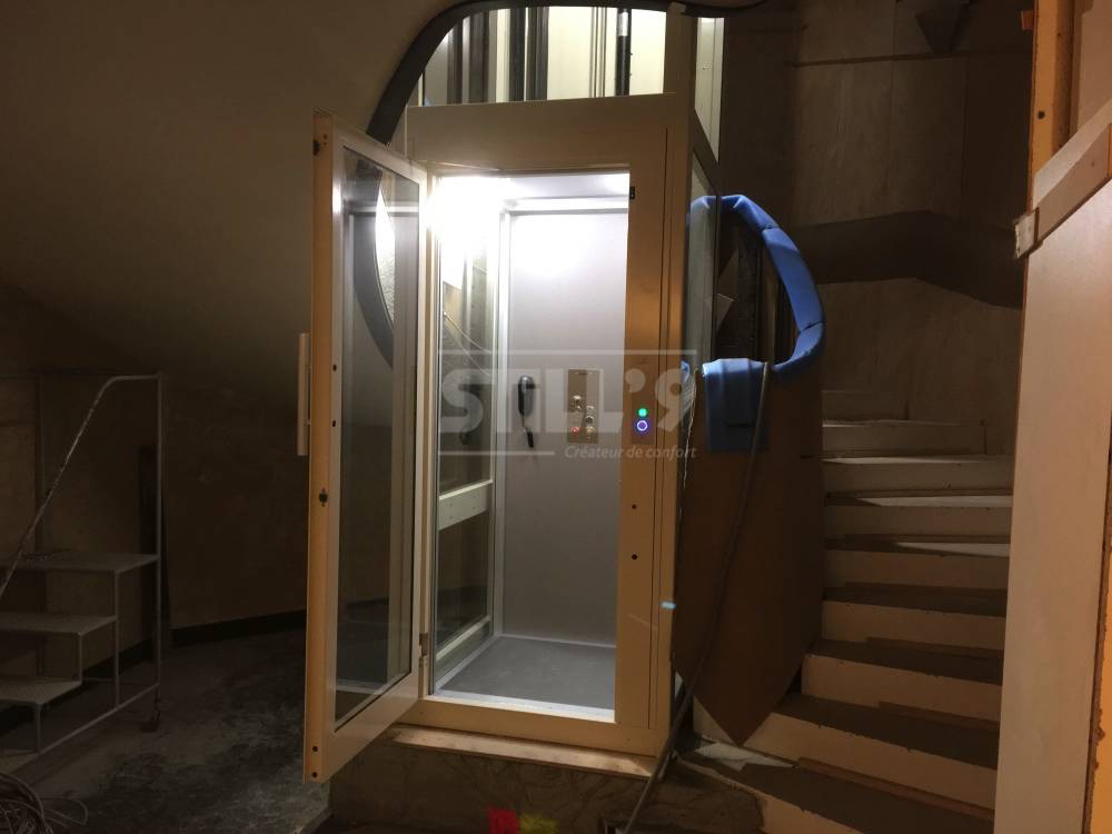 Pose d'un élévateur avec cabine autoportante dans le 92