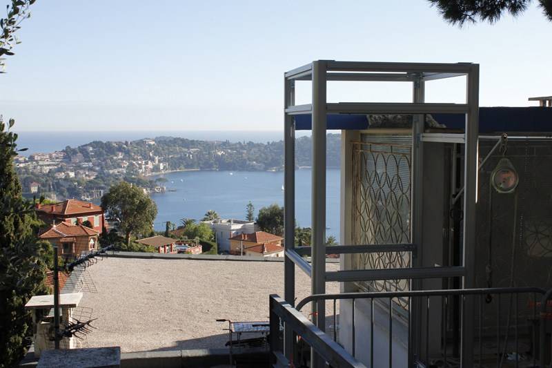 Pose d'un ascenseur en structure vitrée proche de Villefranche 06