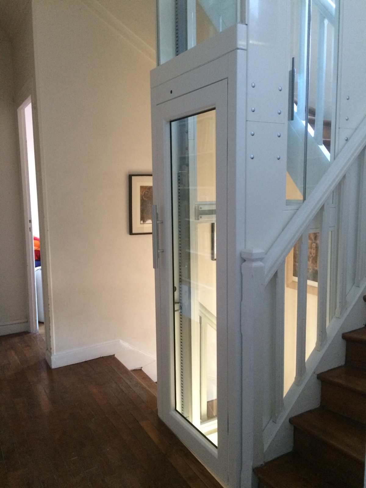 Implantation d'un ascenseur vitré aux dimensions réduites dans le 92