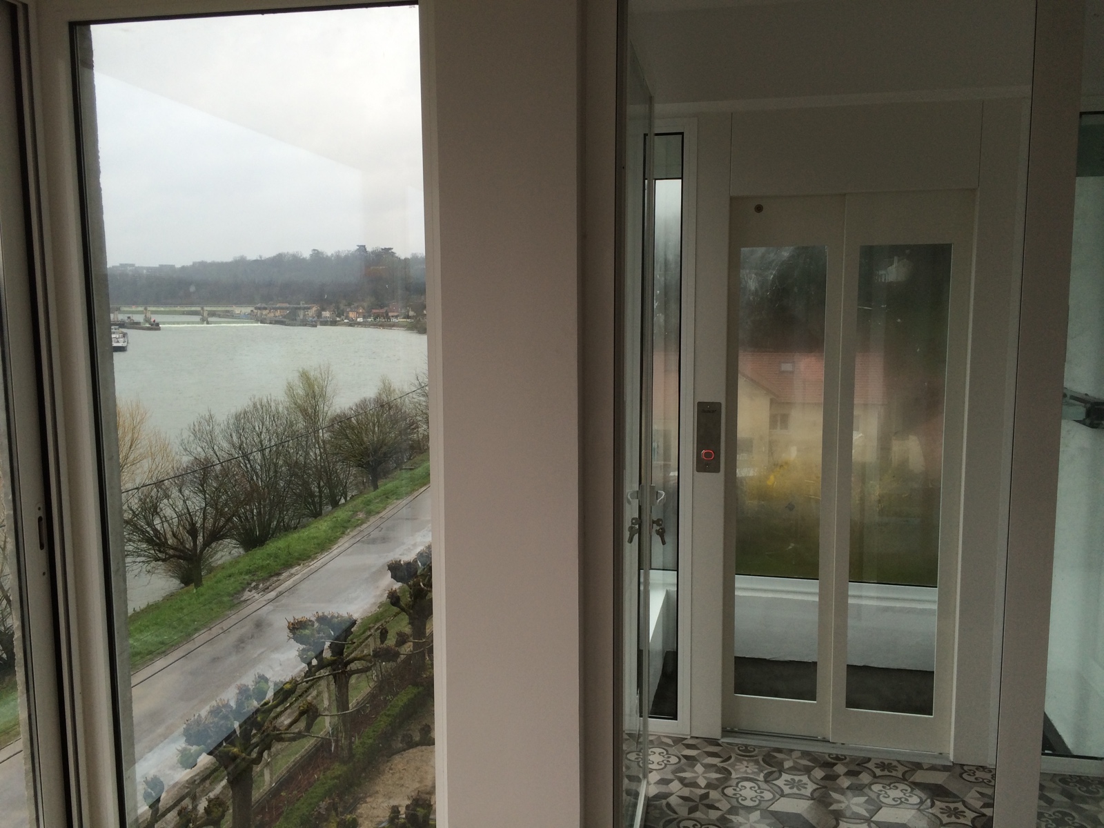 Pose d'un ascenseur individuel de maison au Coudray-Montceaux