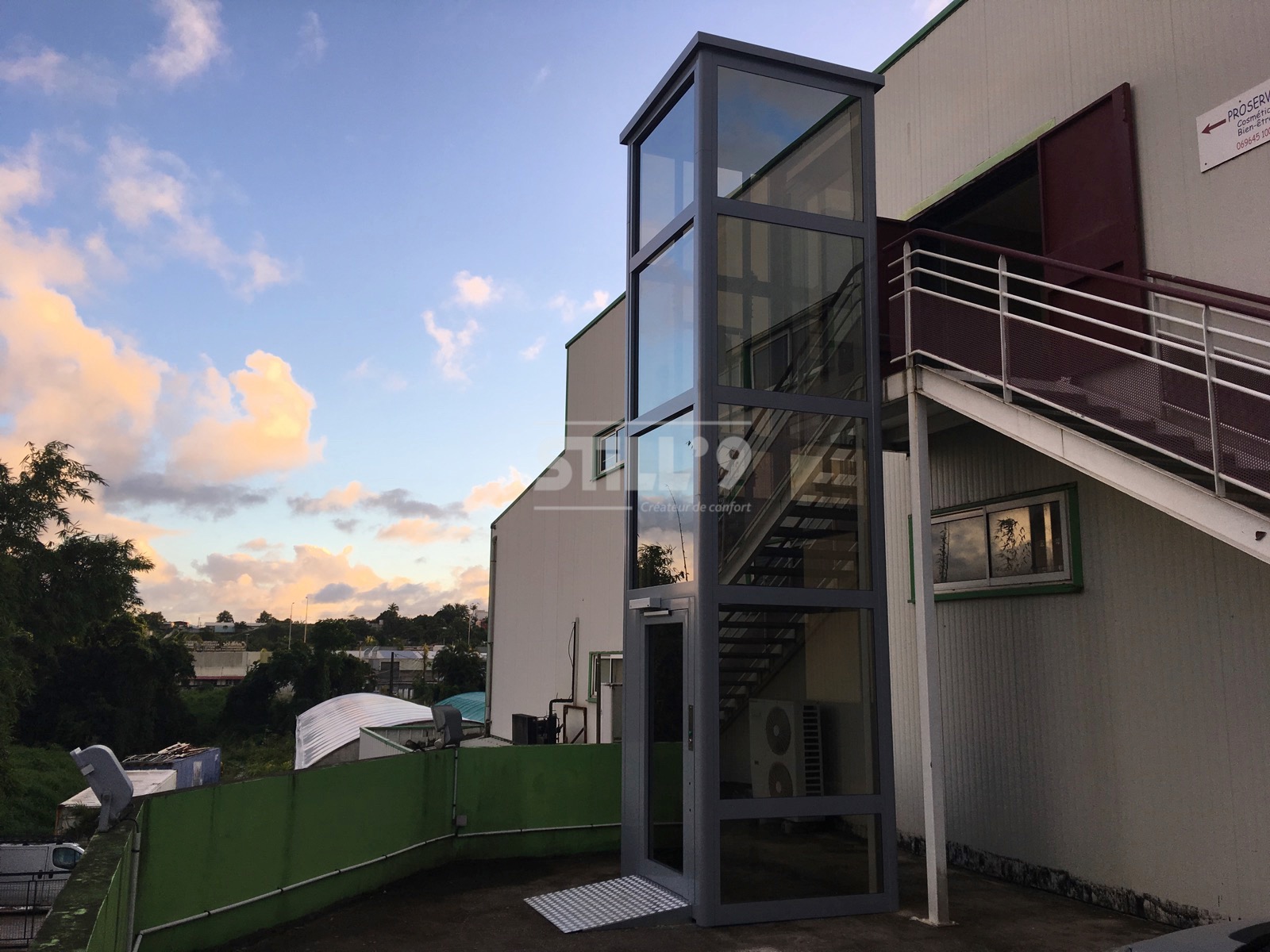 Implanter un élévateur extérieur pour bâtiment public en Martinique