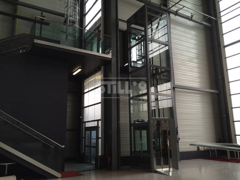 Fabrication d'un pylône auto-portant vitré avec portes coulissantes vitrées en île de France.