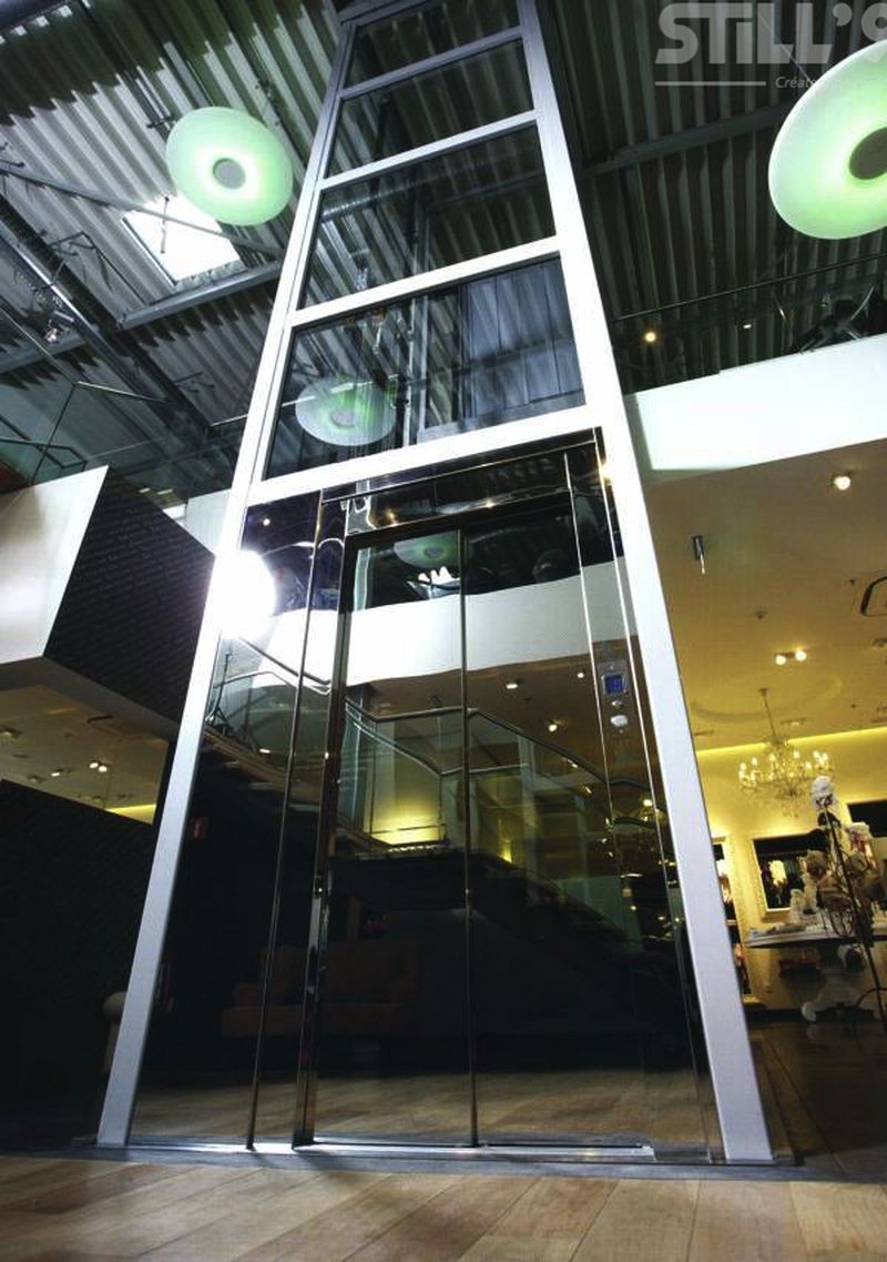 Ascenseur intérieur vitré dans un centre commercial