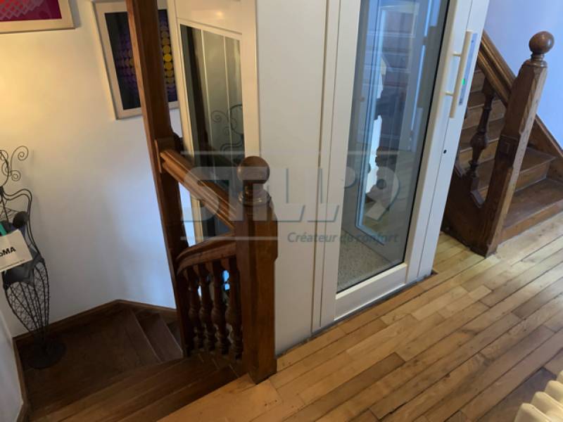 Montage d'un tout petit ascenseur élévateur intérieur à Amiens 80