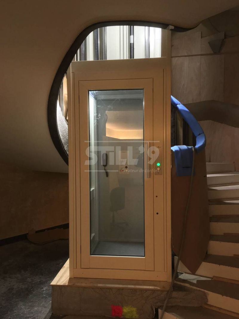 Utilisation d'un ascenseur avec cabine auto-portante dans les Hauts de Seine 92