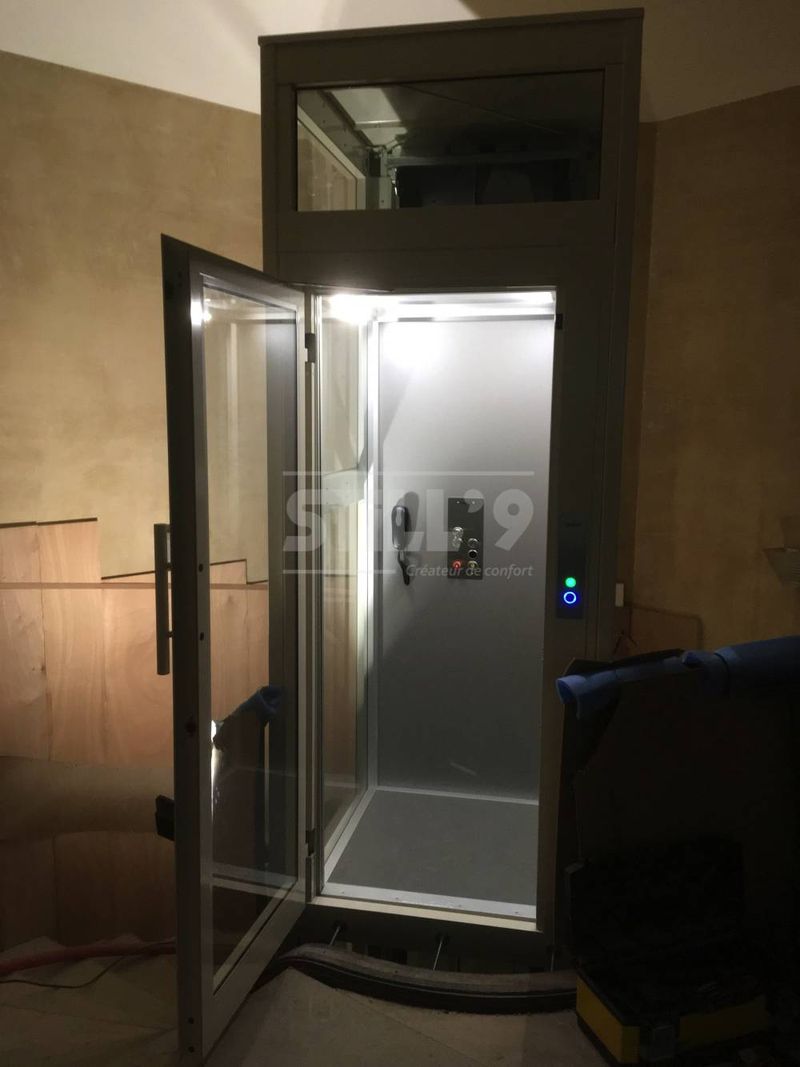 Réalisation d'un élévateur avec pylônes autoportants près de Issy Les Moulineaux 92