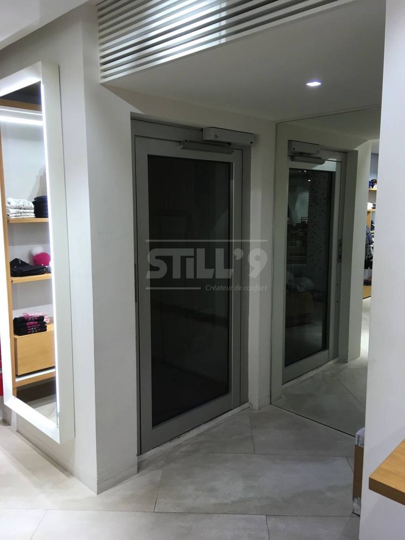 Placement d'un ascenseur élévateur pour une boutique près de Paris 75