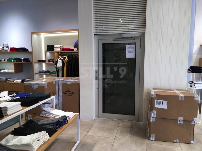 Fixer un élévateur pour personnes handicapées dans un magasin à Paris 75