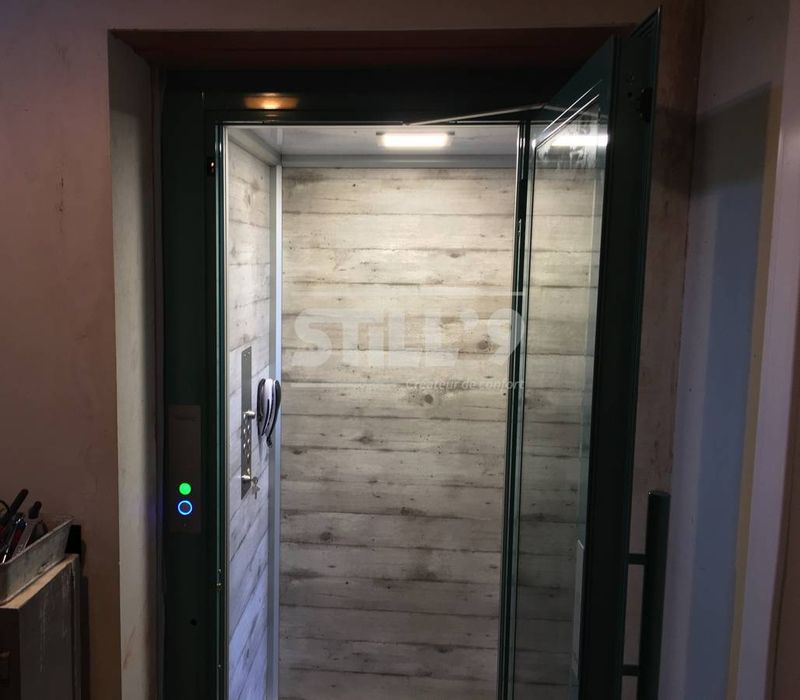 Livraison d'un élévateur entre deux bâtiments à côté de Champigny sur Marne 94