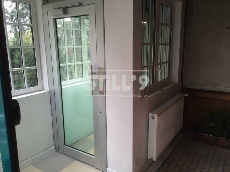 Pose d'un ascenseur Domuslift modèle Standard totalement vitré autour de Suresnes 92