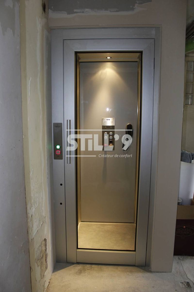 Poser une porte palière transparente pour un ascenseur Domuslift modèle S - Small à Montrouge 92