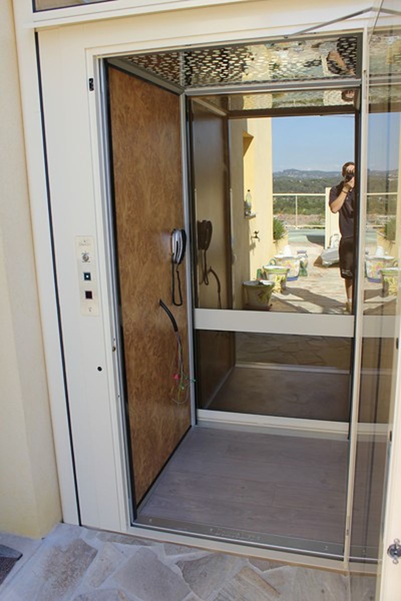 Livraison d'un ascenseur en pylône autoportant vitré dans le 06