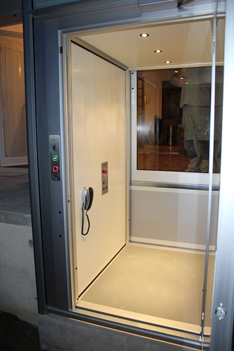 Equipement d'un ascenseur en structure auto-portante à côté du Val d'Oise