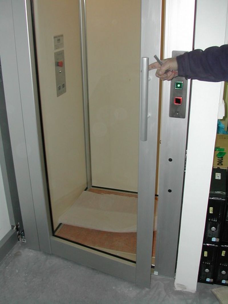Montage d'un petit ascenseur privatif à proximité de Paris