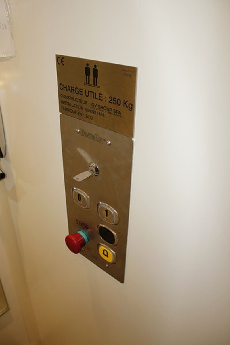 Petit ascenseur privatif de très petites dimensions aux alentours de Dreux 28
