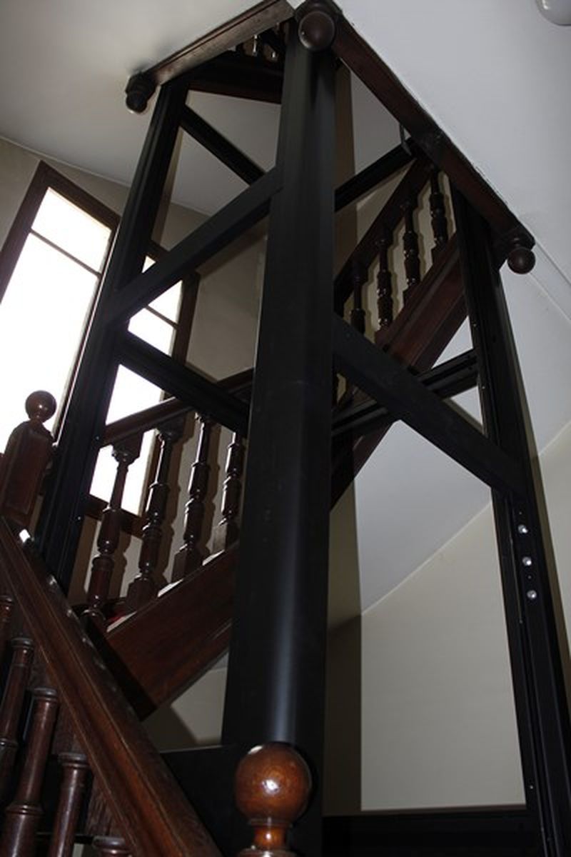 Réalisation d'un ascenseur dans une petite cage d'escalier vers Paris 75