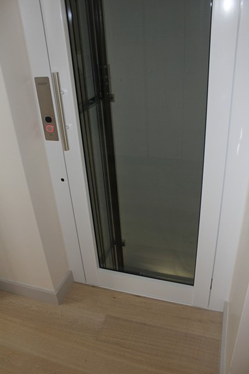 Petit ascenseur intérieur à piston hydraulique dans Paris 75