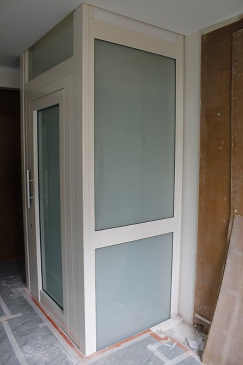 Ascenseur hydraulique en structure auto-portante en Ile de France