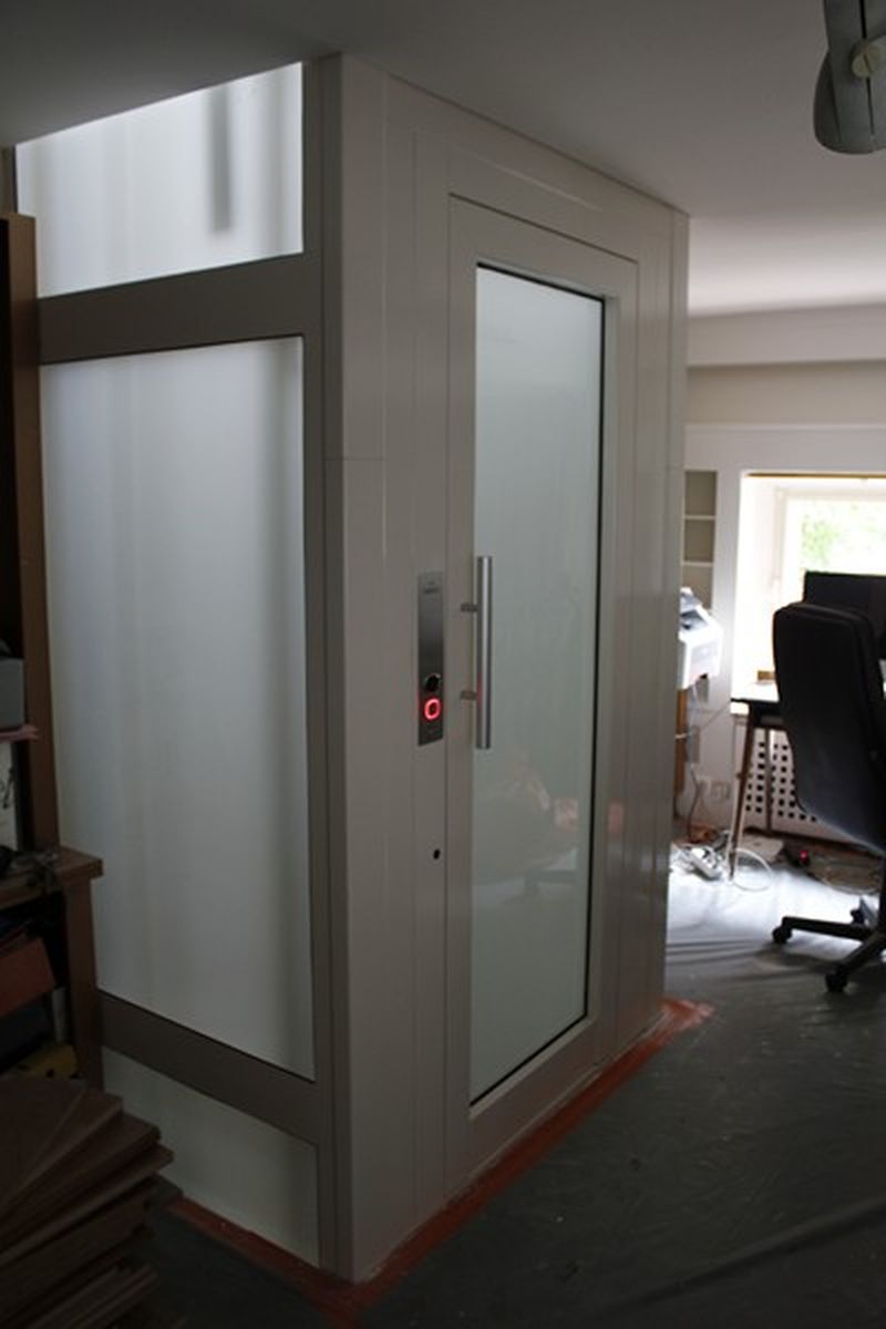 Monte charge domestique vitré avec pylônes à côté de Paris 75