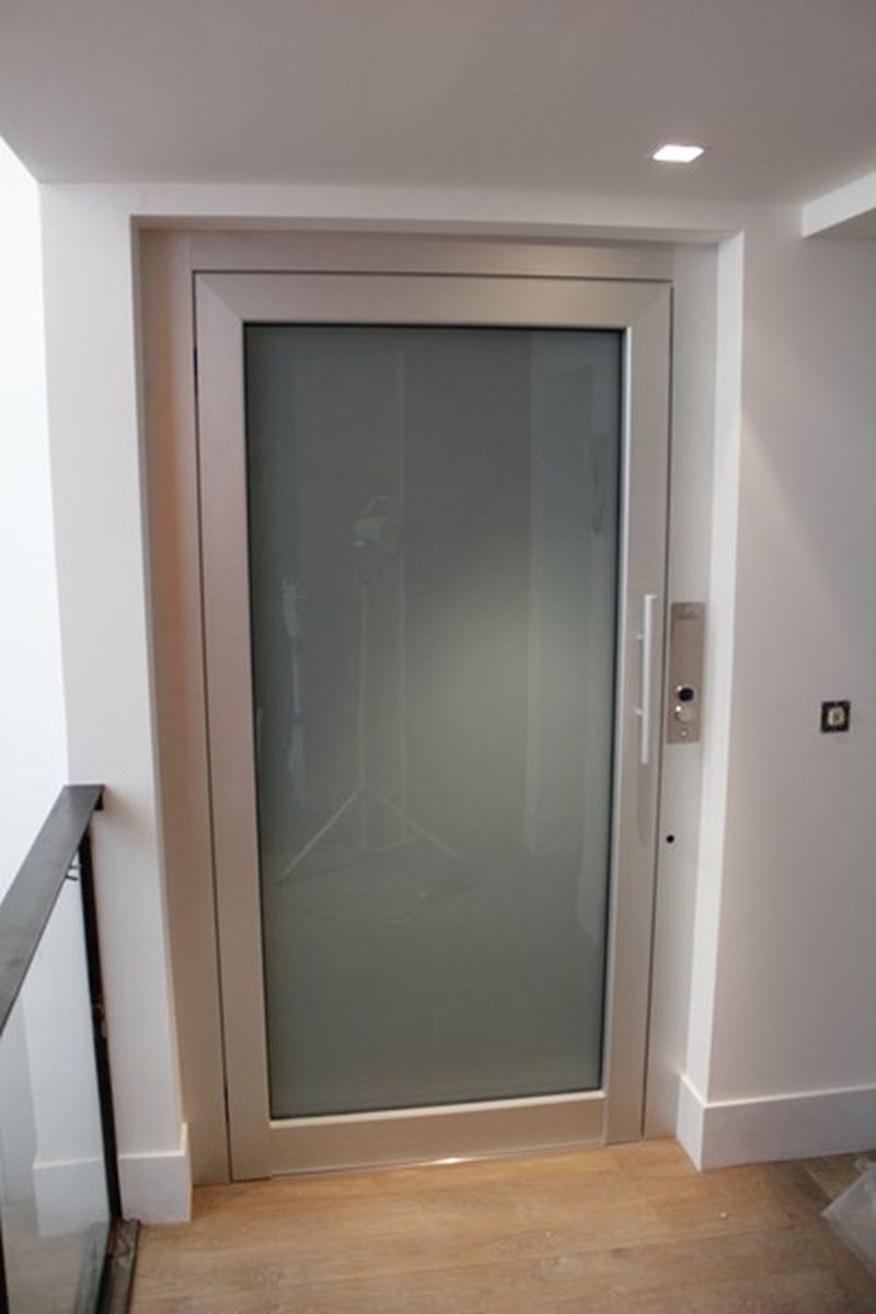 Montage d'un ascenseur élévateur en gaine maçonnée en région parisienne