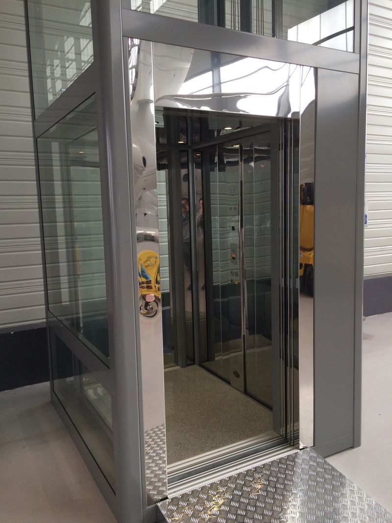 Distributeur d'un ascenseur pmr à proximité du Bourget 93