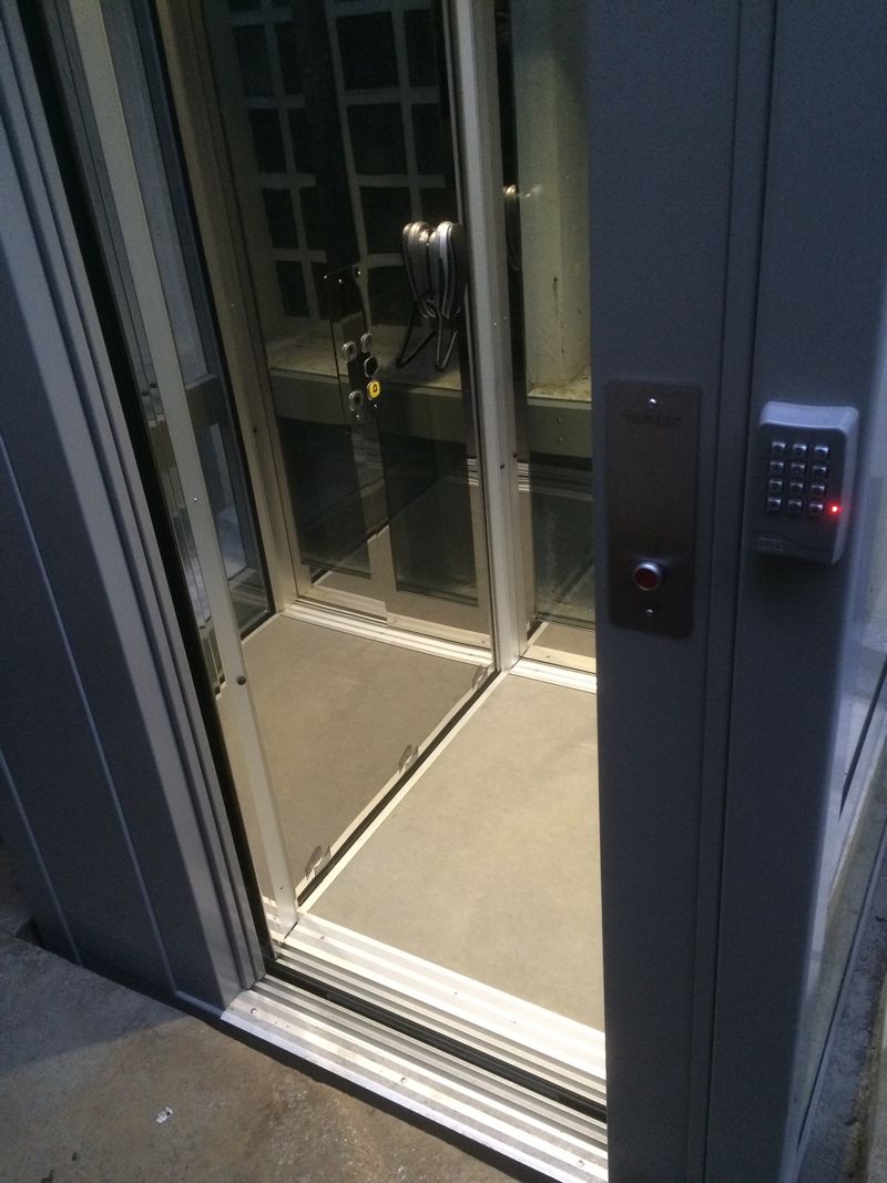 Implanter une plate forme élévatrice extérieure autour du 75