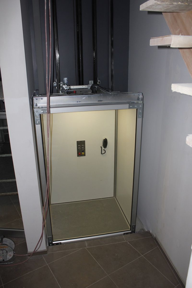 Montage d'un ascenseur élévateur pour personnes à mobilité réduite autour du 92