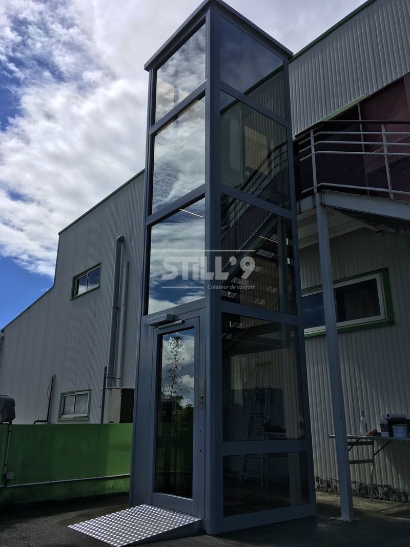 Livraison d'un ascenseur extérieur pour un ERP en Martinique