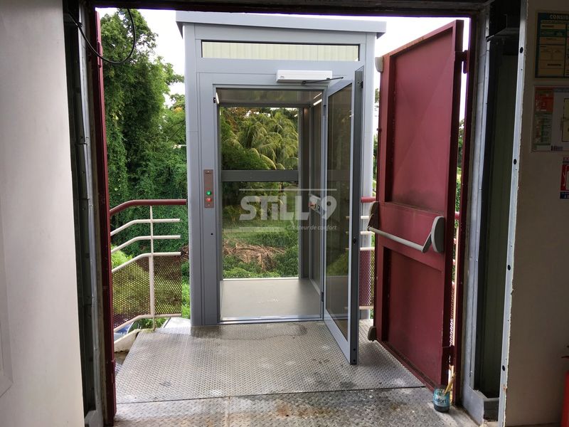 Montage d'un élévateur extérieur à la Martinique