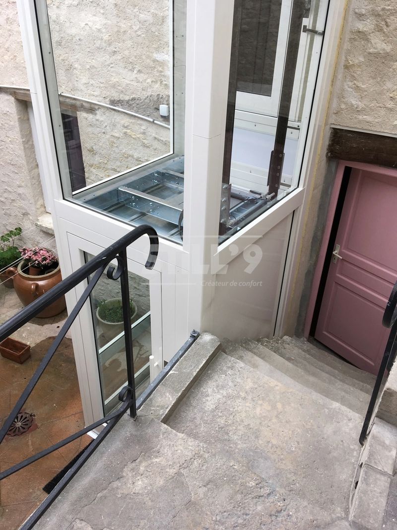 Utilisation d'un élévateur de maison extérieur proche de Fontenay Saint Père 78