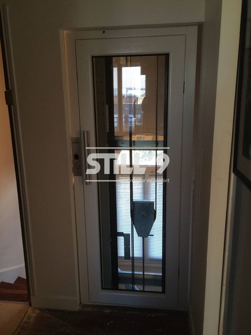 Peut-on poser un ascenseur Domuslift modèle XS - Extra Small au milieu d'un cage d'escalier près de Melun 77 ?